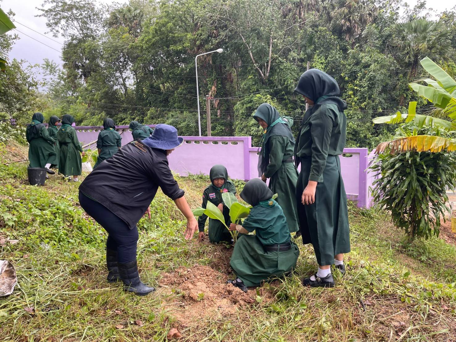 เกษตรยะหา ส่งเสริมการปลูกกล้วยหอม ภายใต้ “โครงการเกษตรเพื่ออาหารกลางวัน“ แก่สมาชิกยุวเกษตรกรโรงเรียนตำรวจตระเวนชายแดน โรงงานยาสูบ 2 ตำบลปะแต อำเภอยะหา จังหวัดยะลา